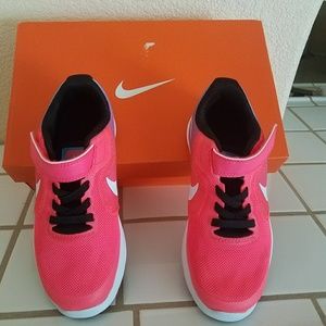 nike revolution 3 psv